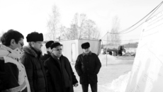 Участники рабочей поездки изучают карту строительства.