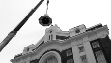 Башенку возвращают на историческое место. Фото Михаила ПЕРМИНА.