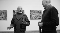 Виктора Ардашкина приветствует коллега, новосибирский художник  Алексей Хусточко. Фото Андрея БАУЛИНА.