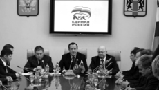 Депутаты и представители профсоюзов собрались для подписания соглашения о сотрудничестве и взаимодействии. Фото Валентины МАЛЬЦЕВОЙ.