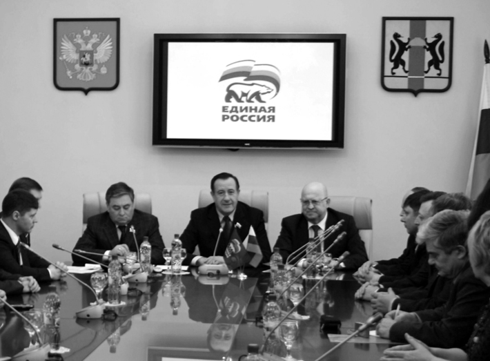 Депутаты и представители профсоюзов собрались для подписания соглашения  о сотрудничестве и взаимодействии.  Фото Валентины МАЛЬЦЕВОЙ.