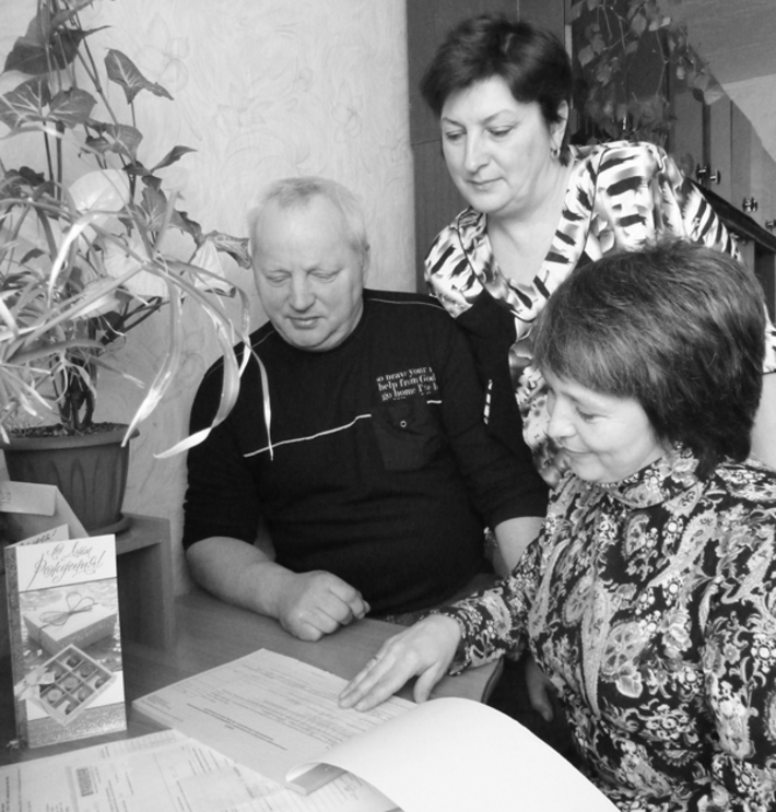 Выполнение бизнес-плана — дело серьезное (супруги Кеслер и специалист службы занятости Татьяна Осадшая (справа). Фото Зои ТЮРИНОЙ.