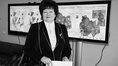Тамара Алексенко на фоне карты голосующей области. Октябрь 2010-го. Фото Сергея ДЯТЛОВА.