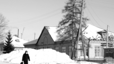 Электросети Бобровки требуют усовершенствования — это видно невооруженным взглядом. Фото Юрия ХОМИЧА.