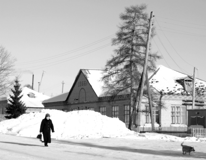 Электросети Бобровки требуют усовершенствования — это видно невооруженным взглядом. Фото Юрия ХОМИЧА.