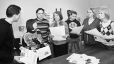 Главный редактор газеты «Ведомости» Татьяна Киршина (в центре): «Прежде чем газету  сверстать, на совет собираются все, кто в данный момент есть в редакции. Фото Виталия МИХАЙЛОВА.