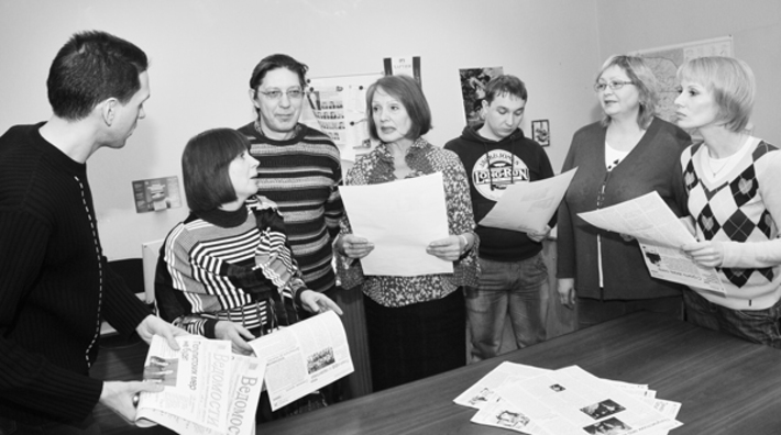 Главный редактор газеты «Ведомости» Татьяна Киршина (в центре): «Прежде чем газету  сверстать, на совет собираются все, кто в данный момент есть в редакции. Фото Виталия МИХАЙЛОВА.