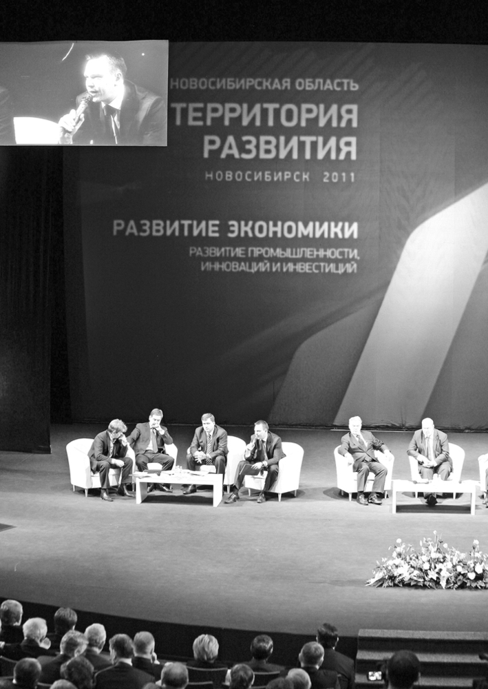 В новом формате областного собрания и мыслить требуется по-новому... Фото Сергея ДЯТЛОВА.
