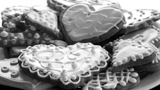 Сладости, сувениры, валентинки — всё  в форме сердец.Фото с сайта www.blogs.privet.ru