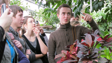 Во время экскурсии. Дмитрий Никифоров, будущий молекулярный биолог,  может рассказать о растениях много интересного. Фото Виталия ЗЛОДЕЕВА.