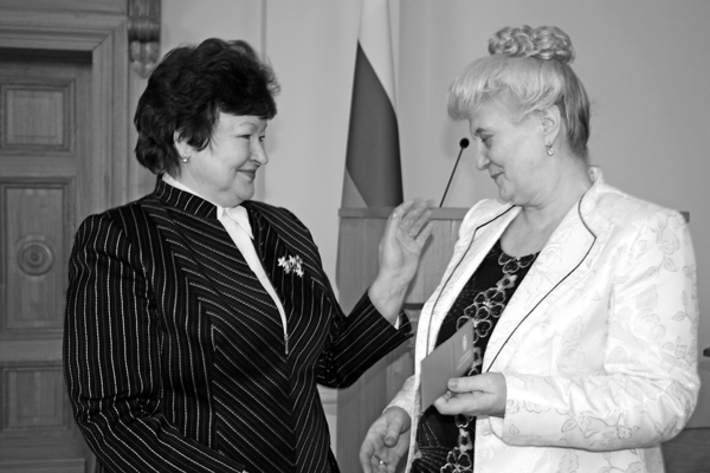Вручая удостоверение председателя территориальной избирательной комиссии Мошковского района Татьяне Ореховой (справа), Тамара Алексенко напутствовала ее: «Помните, ваш главный советчик во всех, в том числе и трудных, случаях — закон». Фото Валентины МАЛЬЦЕВОЙ.