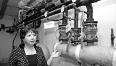 Новосибирская гимназия № 15 — одна из четырех школ областного центра, где в рамках пилотного проекта в этом году была установлена система зонального теплорегулирования. Надежда Седых, заместитель директора гимназии, объясняет, что новое оборудование позволит не только выставлять необходимый температурный режим в классах, но и сэкономить в год от 20 процентов теплоресурсов. Фото Михаила ПЕРМИНА.