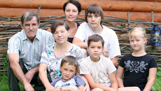 Всем семейством на завалинке.  Фото прислала семья РОМАНОВЫХ.