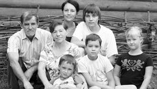 Всем семейством на завалинке.  Фото прислала семья РОМАНОВЫХ.