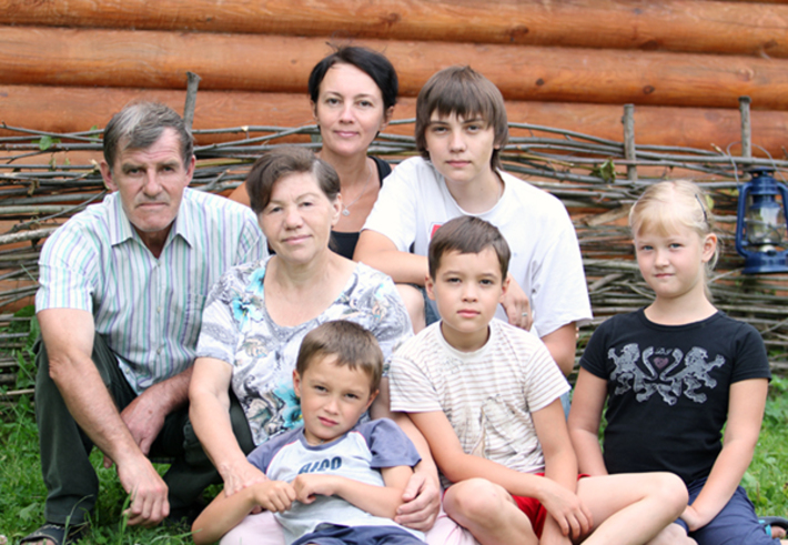 Всем семейством на завалинке.  Фото прислала семья РОМАНОВЫХ.