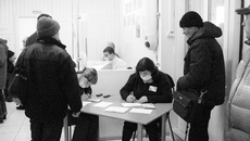 Все обратившиеся в центр за помощью сначала проходят регистрацию.  Фото Веры УТЮПИНОЙ.