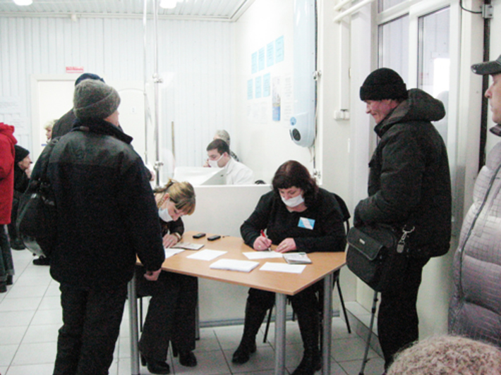 Все обратившиеся в центр за помощью сначала проходят регистрацию.  Фото Веры УТЮПИНОЙ.