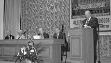 Выступивший с основным докладом председатель областной Федерации профсоюзов Александр Козлов подчеркнул, что участие профсоюзов в формировании социально-экономической политики, политики на рынке труда, областных социальных программах обеспечивается через систему социального партнерства. Фото Валентины МАЛЬЦЕВОЙ.