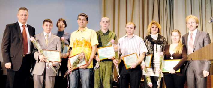 Лауреаты Премии имени академика Льва Сандахчиева 2010 года с и.о. гендиректора ГНЦ ВБ «Вектор» Александром Сергеевым (слева) и мэром наукограда Кольцово Николаем Красниковым (справа). Фото Святослава ОДАРЕНКО.