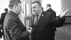 Депутат Валерий Ильенко рассуждает о необходимости поправок в Закон «О ветеранах труда Новосибирской области». Фото Михаила ПЕРМИНА.