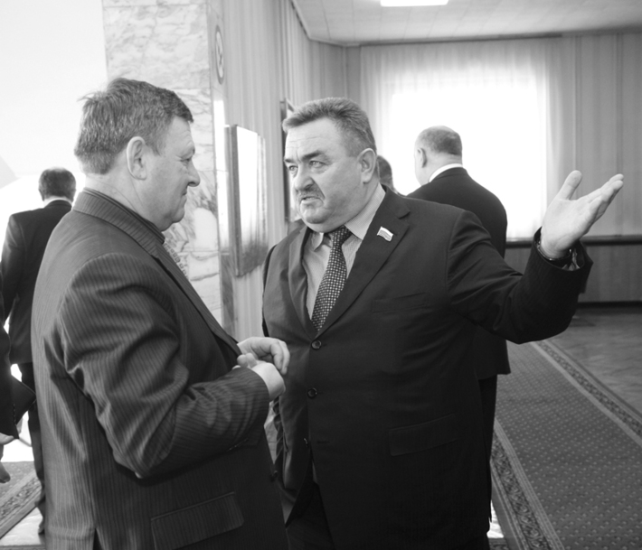 Депутат Валерий Ильенко рассуждает о необходимости поправок в Закон «О ветеранах труда Новосибирской области». Фото Михаила ПЕРМИНА.