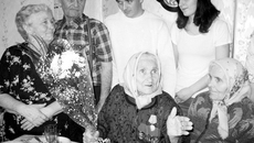 Мария Демидовна в кругу семьи.