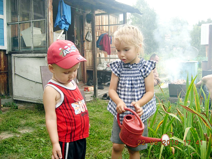 Неправильно ты, Никитушка,  цветы поливаешь. Фото прислала семья ШУЛЯК.