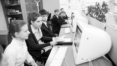 Школа уже не может обходиться без современнных информационных технологий. Фото Михаила ПЕРМИНА.