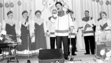 Выступление хорового коллектива села Майского, в центре его руководитель Иван Цаберт. Фото из архива Майского ДК.