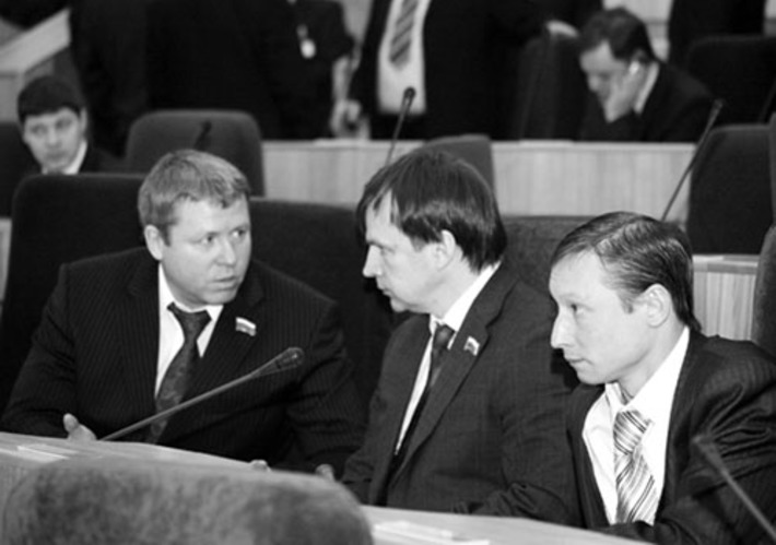 Депутаты обсуждают поправки в бюджет области. Фото Михаила ПЕРМИНА.
