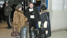 Первого приехавшего по программе соотечественника встречают специалисты департамента труда  и занятости населения НСО и службы сопровождения и трудоустройства  г. Новосибирска. Фото ДТиЗН НСО.