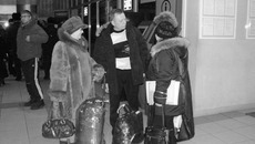 Первого приехавшего по программе соотечественника встречают специалисты департамента труда  и занятости населения НСО и службы сопровождения и трудоустройства  г. Новосибирска. Фото ДТиЗН НСО.