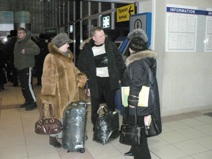 Первого приехавшего по программе соотечественника встречают специалисты департамента труда  и занятости населения НСО и службы сопровождения и трудоустройства  г. Новосибирска. Фото ДТиЗН НСО.