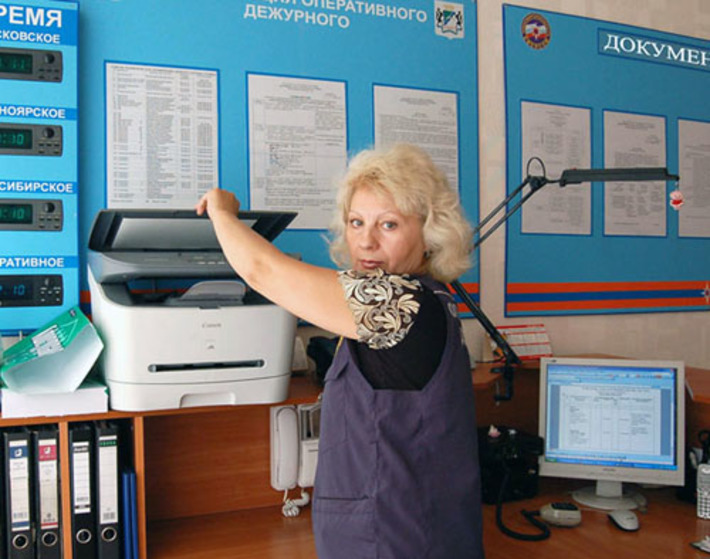 Анна Отраднова спасает людей, не выходя из кабинета. Фото из архива АСС МЧС.