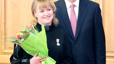 Накануне праздника губернатор поздравил каждую награждённую с особой теплотой. Фото Михаила ПЕРМИНА.