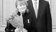 Накануне праздника губернатор поздравил каждую награждённую с особой теплотой. Фото Михаила ПЕРМИНА.