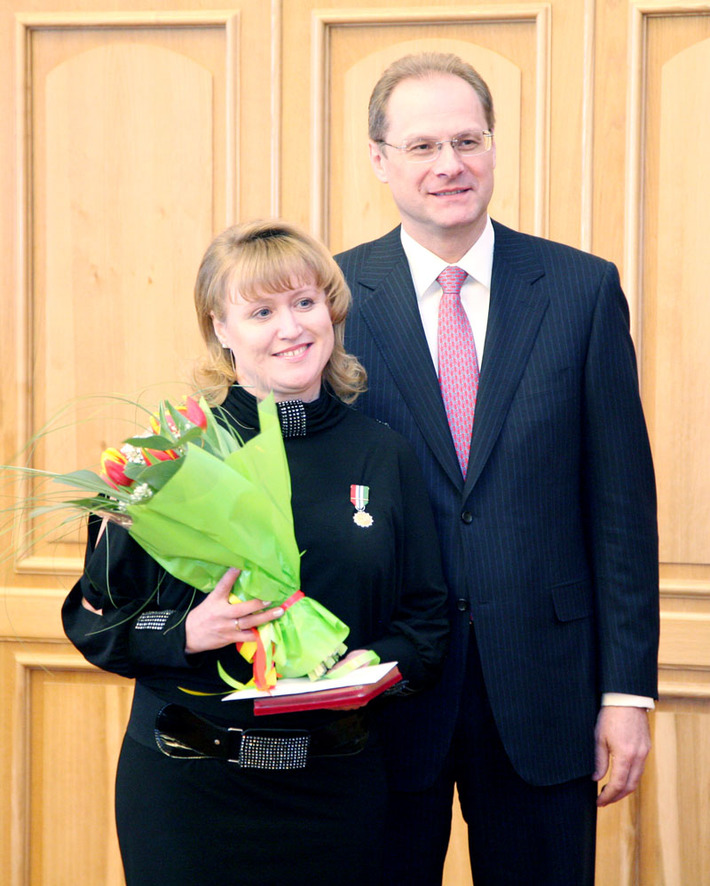 Накануне праздника губернатор поздравил каждую награждённую с особой теплотой. Фото Михаила ПЕРМИНА.