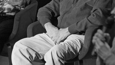 На творческой встрече  в Новосибирске Высокому Блондину гостеприимно вручили валенки, которые он тут же примерил. Фото Михаила ПЕРМИНА.
