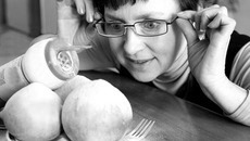 Под слоем химии порой не разглядишь самого продукта... Фото Михаила ПЕРМИНА.
