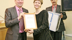 Журналист газеты «Советская Сибирь» Наталья Манторова — победитель конкурса «Патриот России»  в номинации «Наследники Победы». Фото Михаила ПЕРМИНА.