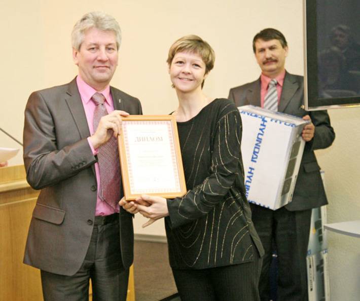 Журналист газеты «Советская Сибирь» Наталья Манторова — победитель конкурса «Патриот России»  в номинации «Наследники Победы». Фото Михаила ПЕРМИНА.