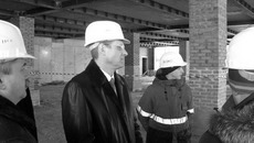На стройках технопарковой зоны Академгородка Василий Юрченко дал поручение ускорить работы.  Фото пресс-службы губернатора и правительства НСО.