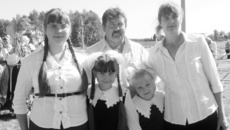 Семья Будько на снимке не в полном составе. Мальчики занимаются самбо и в этот день на празднике участвовали в показательных выступлениях. А мама с папой и девочки болели за них. Фото Нины ДМИТРИЕВОЙ.