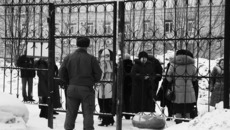 Вход на территорию Новосибирского государственного технического университета вчера был перекрыт. Фото Сергея ДЯТЛОВА.