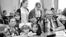 Радость общая. Мама Надежда Соловьева (слева) в числе 12 многодетных матерей области награждена знаком отличия «За материнскую доблесть». Фото Михаила ПЕРМИНА.