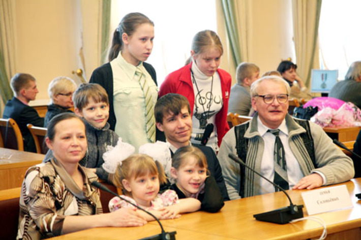 Радость общая. Мама Надежда Соловьева (слева) в числе 12 многодетных матерей области награждена знаком отличия «За материнскую доблесть». Фото Михаила ПЕРМИНА.