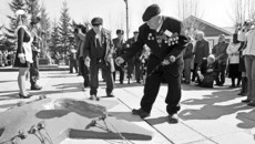 На святом месте в памятный день. Фото Вениамина ГЛУХОВА.