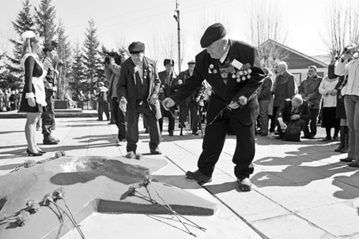 На святом месте в памятный день. Фото Вениамина ГЛУХОВА.