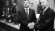 Александр Бородин (слева) и Андрей Шаповалов вместе будут вершить историю новосибирской авиации. Фото Михаила ПЕРМИНА.