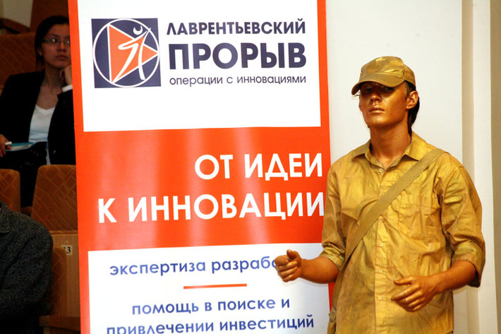 Живые скульптуры — часть креативного сопровождения уникального научного проекта. Фото Михаила ПЕРМИНА.